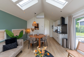 Modernes Wellness Cottage Interieur mit Oberlichtern, Essbereich, Küche und viel Licht bei De Thijmse Berg.