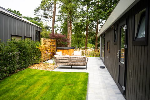 Outdoor lounge at Wellness Cottage with private hot tub and sauna at De Thijmse Berg, Netherlands.