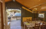 Interno della Safaritent Sorella con zona pranzo, bagno privato e aria condizionata al Camping Polari, Croazia.