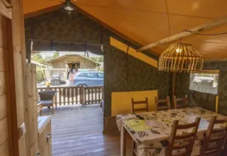 Interieur van Safaritent Sorella met eetruimte, privébadkamer en airconditioning op Camping Polari, Kroatië.