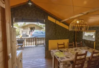 Interno della Safaritent Sorella con zona pranzo, bagno privato e aria condizionata al Camping Polari, Croazia.