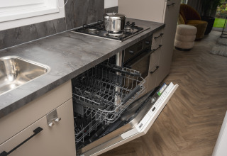 Moderne keuken met open vaatwasser in Doornenburg Lodge Comfort te Veluwepark de Bosgraaf, Nederland.