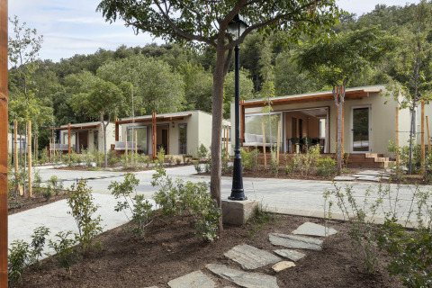 Mobil home FAMILY en Wecamp Pirineos, España, rodeado de vegetación y un entorno moderno y natural.