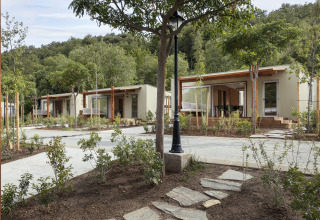 Mobile Home FAMILY im Wecamp Pirineos in Spanien, gelegen in einer grünen, naturnahen Umgebung.