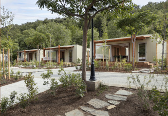 Mobil home FAMILY en Wecamp Pirineos, España, rodeado de vegetación y un entorno moderno y natural.