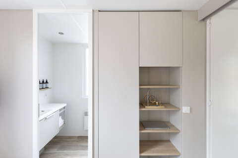 Modernes, minimalistisches Interieur im Mobile Home FAMILY XL bei Wecamp Pirineos, Spanien, mit hellen Regalen.
