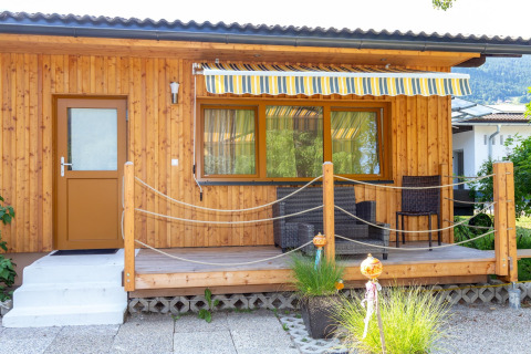 Træbungalow Blasge Bungalow 1 med terrasse, markise, havestole og have i naturskønt område.