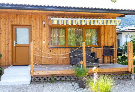 Træbungalow Blasge Bungalow 1 med terrasse, markise, havestole og have i naturskønt område.