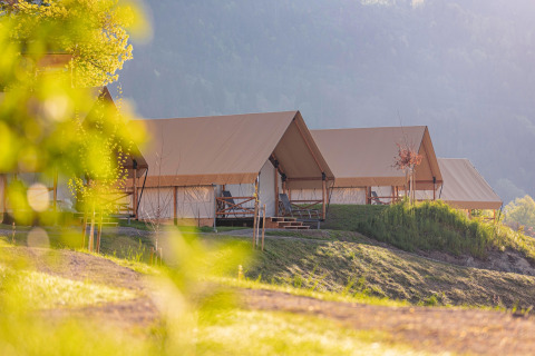 Tende safari al Chalets & Glamping Nassfeld 6 situate su una collina panoramica immersa nella natura.