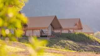 Tende safari al Chalets & Glamping Nassfeld 6 situate su una collina panoramica immersa nella natura.