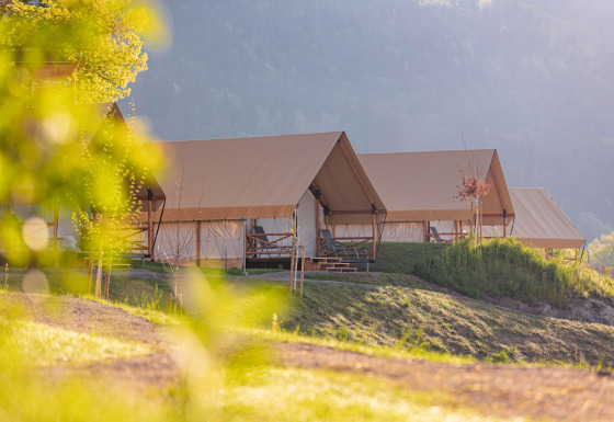 Tende safari al Chalets & Glamping Nassfeld 6 situate su una collina panoramica immersa nella natura.