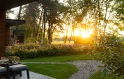 Terraza y jardín soleados de la Holiday villa Boslodge 2 con sauna y valla para perros en Hofparken Wiltershaar.