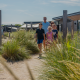 En familie går gennem klitterne ved Dune Lodge på EuroParcs Parc du Soleil i Nederlandene om sommeren.