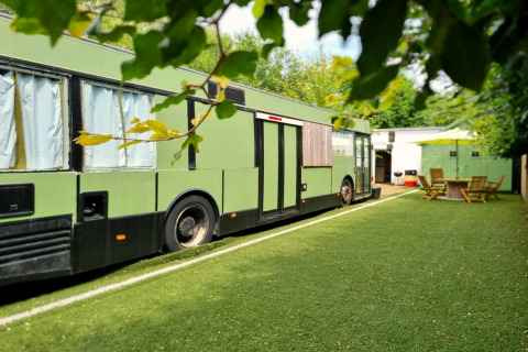 Mobiel huis REEBUS geparkeerd op kunstgras in België met tuinmeubilair op de achtergrond.
