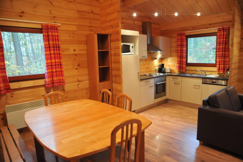 Cuisine et salle à manger en bois chaleureux au chalet De Boshut en Belgique, avec appareils modernes