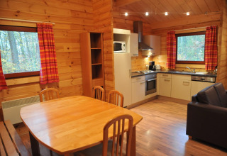 Cuisine et salle à manger en bois chaleureux au chalet De Boshut en Belgique, avec appareils modernes