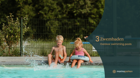 Twee kinderen spetteren bij het buitenzwembad van een glamping accommodatie op een zonnige dag.
