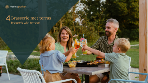 Een gezin geniet van eten en drinken op het terras van een glamping-brasserie, omgeven door natuur.