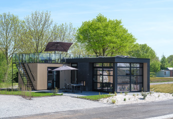 Moderna Villa L-Meerzicht con terraza en MarinaPark Beach Resort Soal, Países Bajos, junto a zonas verdes.