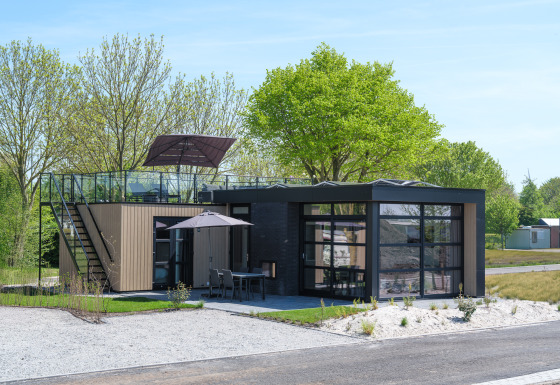 Moderne Villa L-Meerzicht mit Dachterrasse im MarinaPark Beach Resort Soal in den Niederlanden.