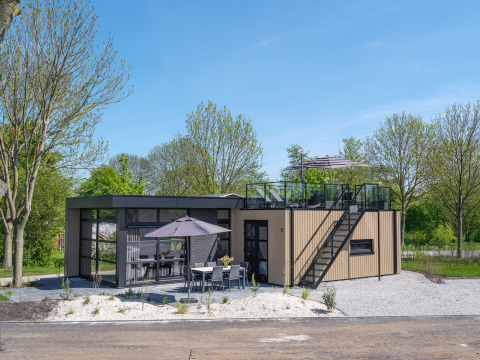 Lodge moderne Villa L-Meerzicht avec terrasse sur le toit à MarinaPark Beach Resort Soal, Pays-Bas.