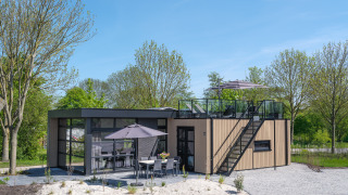 Moderne Lodge Villa L-Meerzicht mit Dachterrasse am MarinaPark Beach Resort Soal, Niederlande.