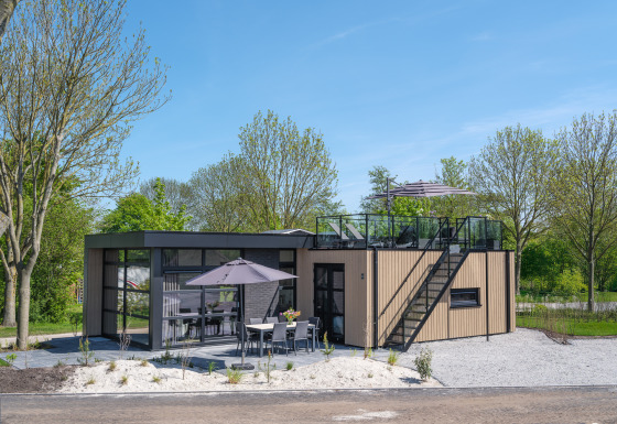 Lodge moderne Villa L-Meerzicht avec terrasse sur le toit à MarinaPark Beach Resort Soal, Pays-Bas.