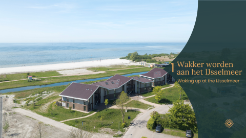 Glamping-Unterkunft am IJsselmeer mit Blick auf den Strand, das Meer und moderne Ferienhäuser.