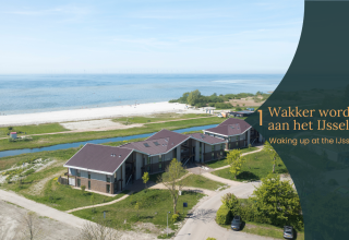Glamping-Unterkunft am IJsselmeer mit Blick auf den Strand, das Meer und moderne Ferienhäuser.