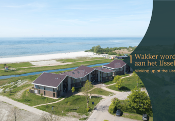 Alojamiento glamping en IJsselmeer con vista a la playa de arena, el mar y modernas cabañas.