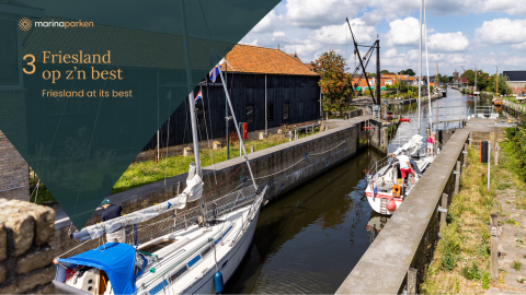 Voiliers naviguant sur un canal près de bâtiments historiques et d'un glamping à Friesland, Pays-Bas.
