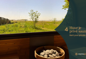 Vista desde una sauna en alojamiento glamping con campo verde y gráfico informativo sobre sauna privada