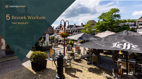 Gemütlicher Straßencafé-Platz mit Sonnenschirmen in Workum, fotografiert von einer Glampingunterkunft.