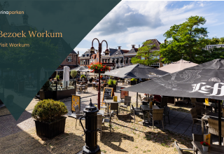 Terrasse de café extérieure sous parasols à Workum, vue depuis un hébergement en glamping confortable.