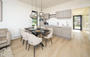 Modernes Lodge-Küche und Essbereich mit Pendelleuchten, hellen Holzböden und stilvollem Design.