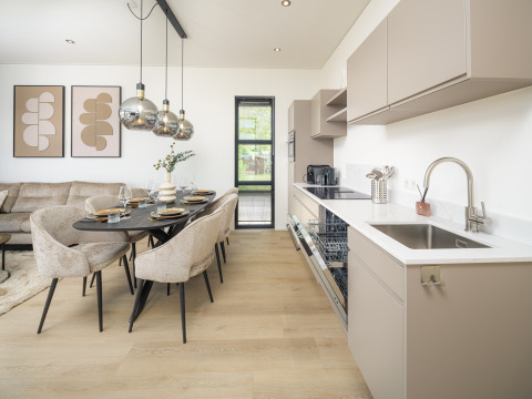 Modernes Lodge-Küche und Essbereich mit stilvollem Design, neutralen Farben und eleganter Beleuchtung.
