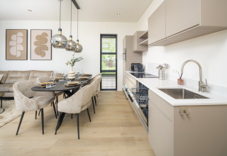 Modernes Lodge-Küche und Essbereich mit stilvollem Design, neutralen Farben und eleganter Beleuchtung.