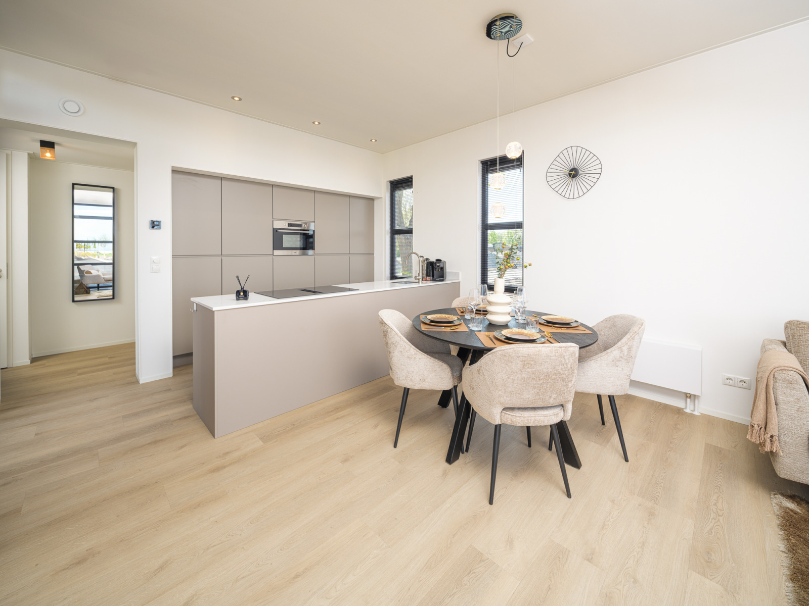 Hotel First Bungalow Beach Resort