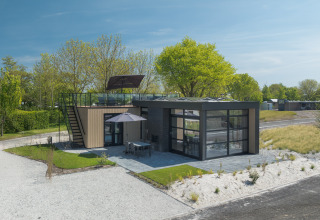 Lodge moderne avec terrasse sur le toit et baies vitrées à MarinaPark Beach Resort Soal, Pays-Bas.