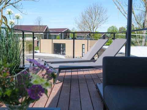 Toit-terrasse de la Villa L-Meerzicht au MarinaPark Beach Resort Soal, avec transats et vue.