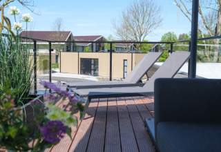 Dachterrasse der Villa L-Meerzicht im MarinaPark Beach Resort Soal, mit Liegestühlen und Sicht.