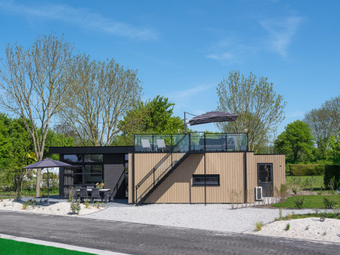 Moderne Lodge Villa L-Meerzicht mit Dachterrasse im MarinaPark Beach Resort Soal, Niederlande, bei Sonne.