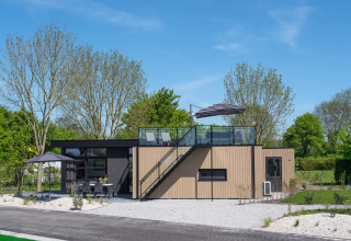 Moderne Lodge Villa L-Meerzicht mit Dachterrasse im MarinaPark Beach Resort Soal, Niederlande, bei Sonne.