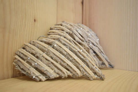 Cuori decorativi in legno in un angolo di La roulotte des Ardennes in Belgio, creano un'atmosfera accogliente.