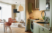 Modern lodge The Leaf by YourNature featuring an open-plan kitchen, dining area, and cozy living space.