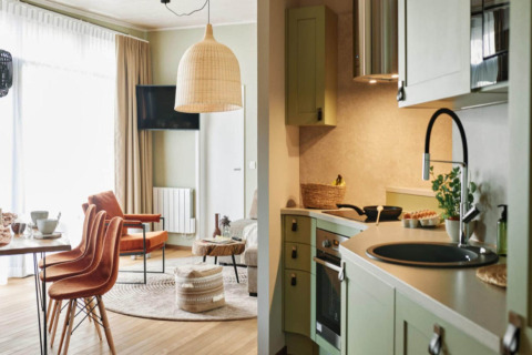 Interieur van lodge The Large Leaf by YourNature met moderne keuken, eetgedeelte en lichte woonkamer.