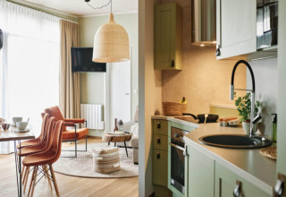 Interieur van lodge The Large Leaf by YourNature met moderne keuken, eetgedeelte en lichte woonkamer.