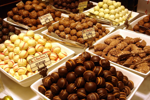Assortiment van chocoladetruffels en snoep gepresenteerd in Breeduyn Village 3, een lodge in België.