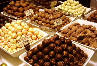 Assortiment van chocoladetruffels en snoep gepresenteerd in Breeduyn Village 3, een lodge in België.