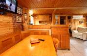 Gezellige woonkamer in vakantiehuis Susanne 58 qm, Duitsland, met houten betimmering en zitbank.